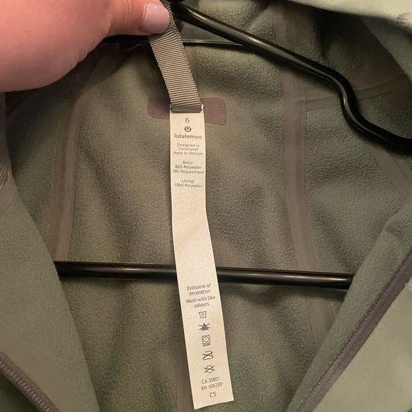 Lululemon jacket size 6 never worn - Picture 3 of 3